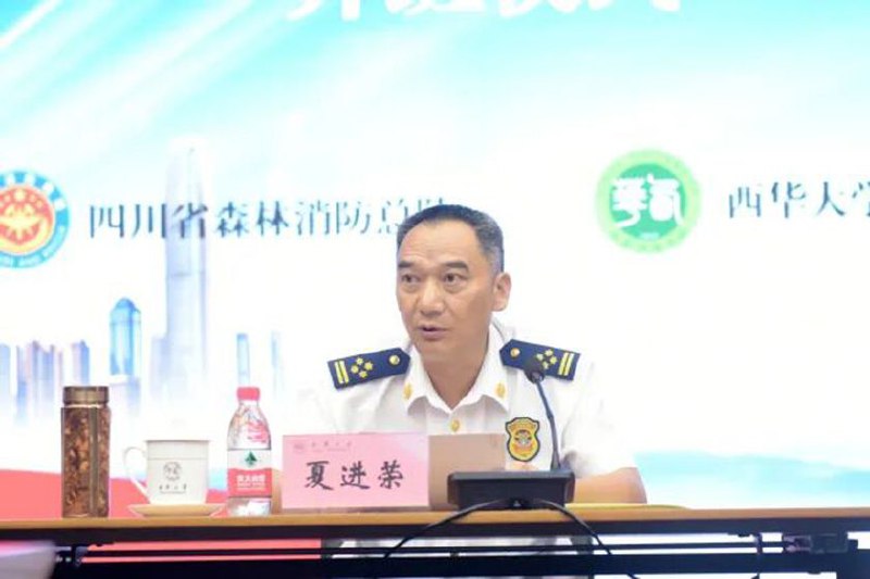 四川森林消防总队长夏进荣投案 其云南老领导数月前投案夏进荣长期在云南任职，曾任云南森林消防总队参谋长