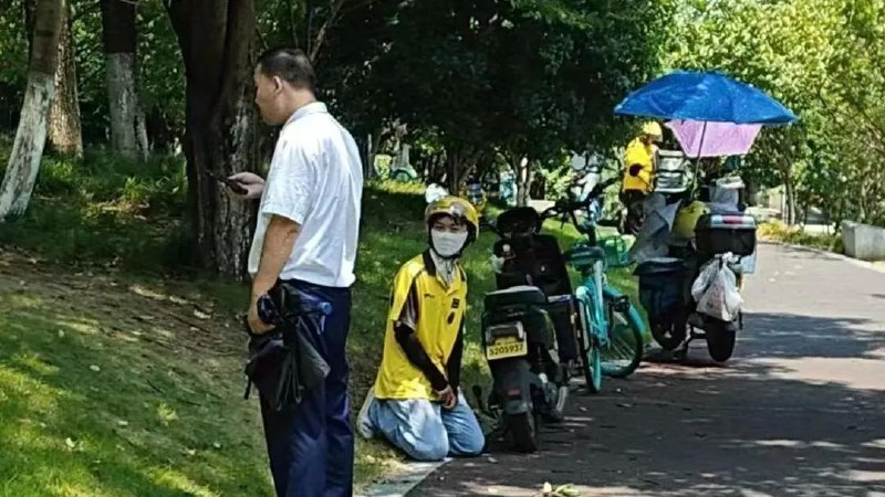 外卖员与保安发生冲突下跪？知情人士回应！美团、饿了么暂停附近外卖服务8月12日，有关于杭州西溪世纪中心物业保安与外卖骑手冲突一事引发关注