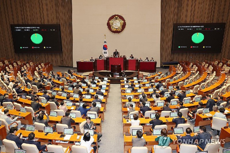 韩《政府组织法》修正案获国会通过 废除检察厅韩联社首尔9月26日电 韩国国会26日举行全体会议，表决通过包括废除检察厅等内容的《政治组织法》修正案