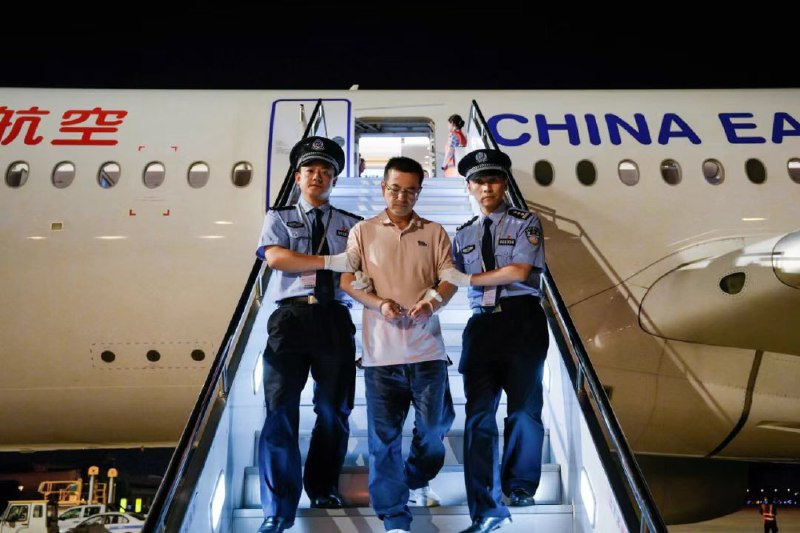 外汇交易员 (Twitter)彭博社引述消息人士的话称，海通证券与其他国资券商近期遵循监管机构给出的指引，要求许多投行人员上交护照，所有因公或因私出行计划皆需要审批，获准出差的员工必须与另一位同事同行