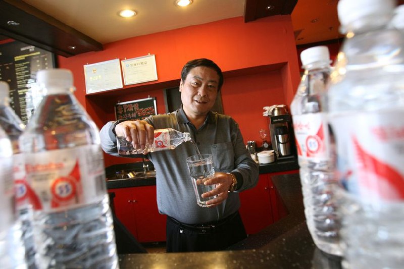 A股证券交易员财新：美国国税局(Internal Revenue Service)公布的退籍人士名单显示，作为宗庆后继承人的宗馥莉也曾获得过美国国籍，于2010年第二季度已经申请退出美国国籍