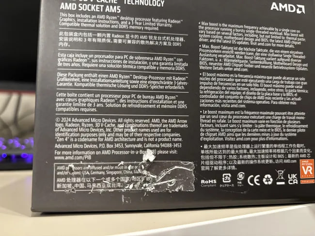 AMD在大陆销售的CPU包装上用纸条盖住提及台湾(与"中国"并列)的产地文字 硬件泄密者 MEGAsizeGPU 刚刚在 X（前身为 Twitter）上分享了一张 AMD Ryzen 5 7600X3D 包装的图片