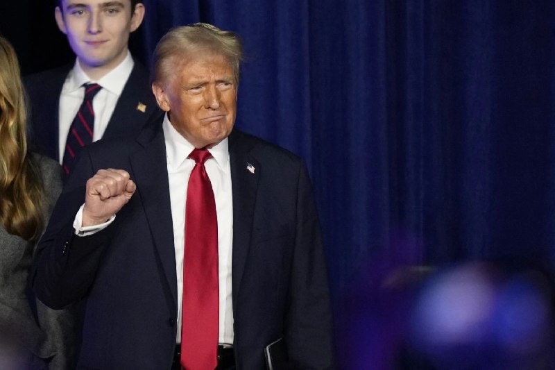 唐纳德·特朗普于 2024 年 11 月 6 日星期三抵达佛罗里达州西棕榈滩参加选举之夜观察会并发表讲话