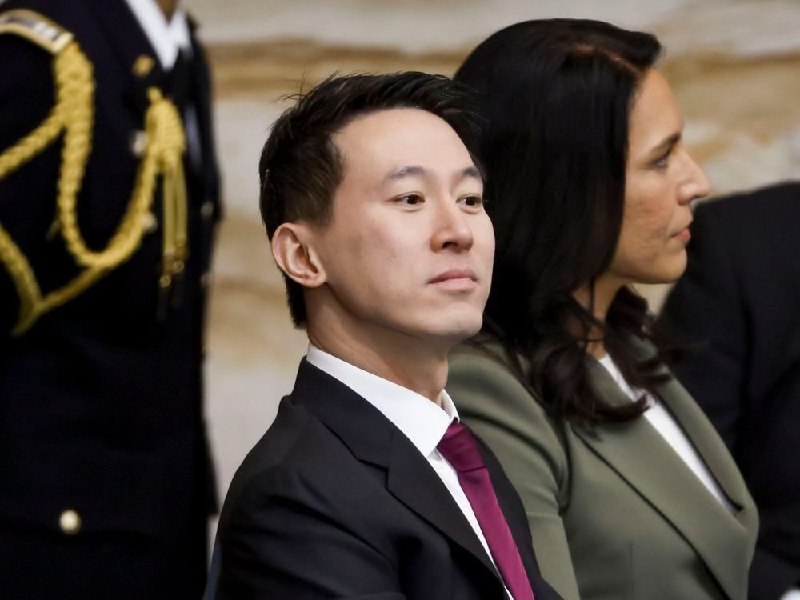 TikTok CEO 周受资坐在下一任国家情报局局长Tulsi Gabbard旁边