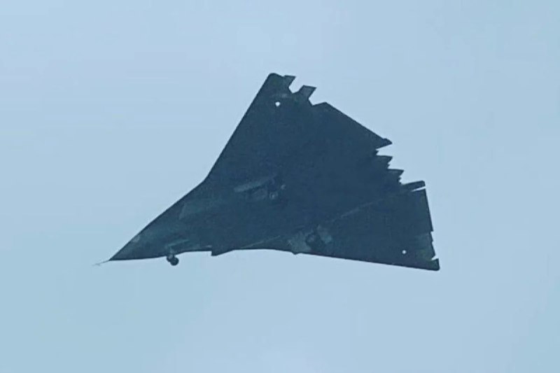 中国第六代战斗机项目快速推进 引发空域主导权关注中国在第六代战斗机项目上取得显著进展，其更新的J-36和J-50原型机已进行测试飞行，显示出快速的迭代开发速度