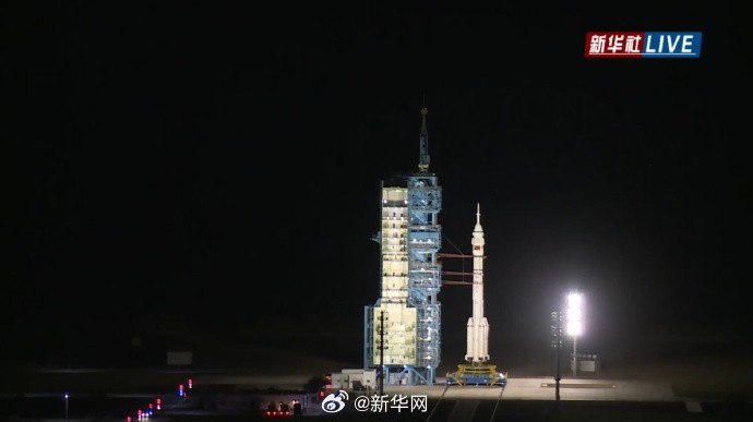 搭载神舟二十一号载人飞船的长征二号F遥二十一运载火箭在酒泉卫星发射中心点火发射，目前船舰分离成功