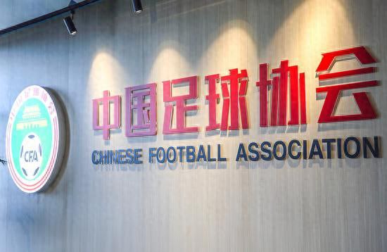 中国足协压缩内设部门至14个，所有中层干部暂免职务等待调整北京时间4月8日，中国足协召开全体人员会议，宣布协会内设机构优化调整方案，内设部门由19个压缩为14个