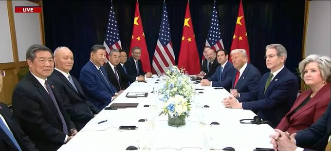 美中双方已就座开始会谈，每边七人