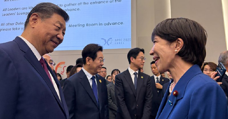 习近平和高市早苗笑颜交谈互致问候高市早苗星期五下午在社媒平台X发文称，她和习近平在韩国庆州APEC峰会开始前互致问候