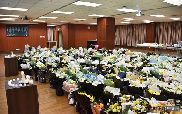 深圳日本人学校收到超千束献花围绕深圳日本人学校男童死亡事件，男童生前就读的学校收到大量献花，截至20日已超过1000束