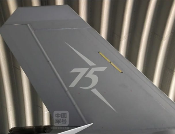 歼35将亮相航展？“新机型新涂装为空军庆生”观察者网军事评论员高卓表示，此次中国空军官方“剧透”歼35空军型飞机即将亮相珠海航展，并展示了飞机垂尾上庆祝中国人民解放军空军成立75周年的特殊标识