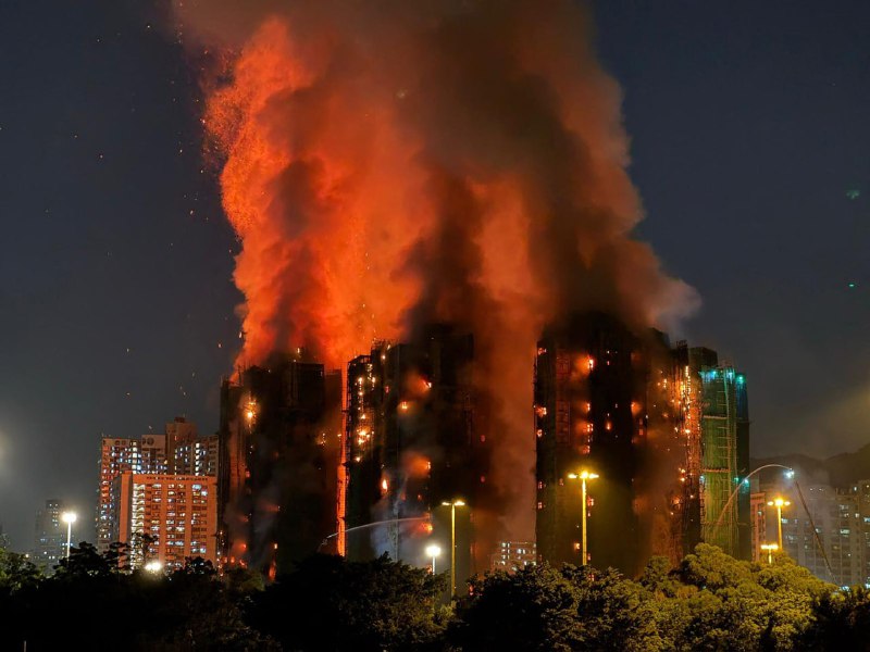 香港大埔宏福苑多栋高层建筑发生火灾，至少13人死亡，多人被困，火势仍未受控香港新界大埔王福苑于26日下午约2时50分发生严重火灾，火势从维修外墙的脚手架迅速蔓延，波及屋苑内多栋高层住宅楼