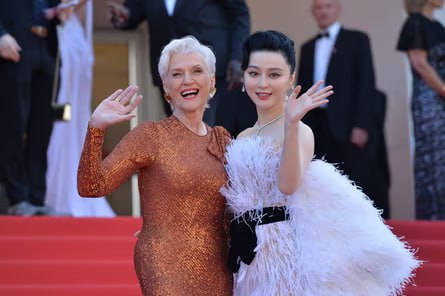 梅耶·马斯克在中美两国的双重公众形象引发关注梅耶·马斯克在中国以“银发网红”和时尚模特身份广受欢迎，而在美国则因儿子埃隆·马斯克的政治影响力频繁参与特朗普政府活动，其在中美两国的不同形象近期因TikTok替代应用小红书上的争议评论引发关注