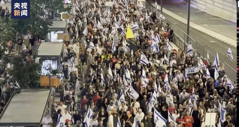 以民众发起抗议示威 要求以政府停火止战当地时间5月18日，大批以色列民众和被扣押人员家属在特拉维夫发起抗议示威，要求以色列政府停火止战，让那些在加沙地带的以色列被扣押人员尽快获释