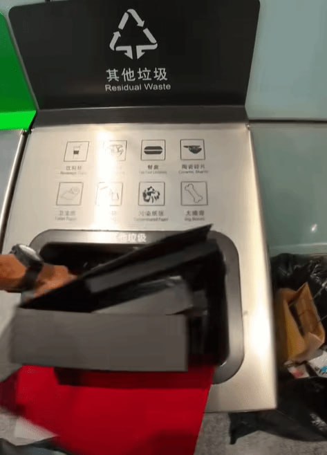 把华为三折叠包装丢垃圾桶遭吐槽！陈震发视频致歉几天前，车评人陈震在机场开箱了华为Mate XT三折叠手机