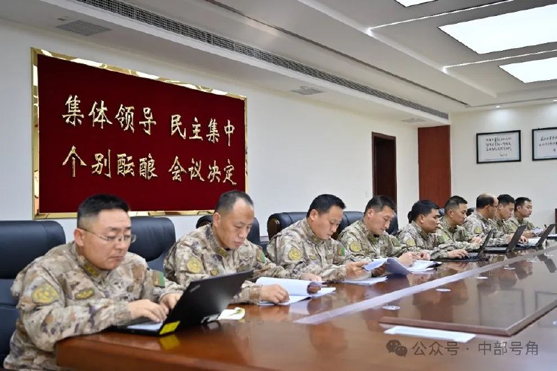 中国军队内部似乎对习近平的集权发出了不同声音12月1日，解放军中部战区在其官方社交媒体账号上发布了一篇文章，介绍了所属的第83集团军举办的一次学习会议