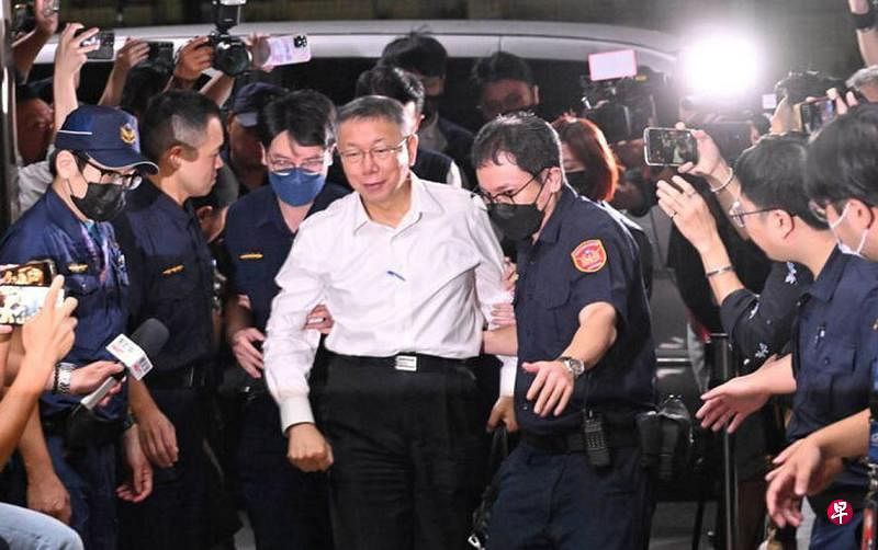 柯文哲拒夜间侦讯被逮捕 检方：有串灭证之虞台北地方检察署和廉政署星期五（8月30日）针对京华城案约谈民众党主席柯文哲等四人，柯文哲星期六（31日）凌晨被依图利罪移送北检复讯，柯文哲认为有疲劳讯问，有意离开地检署，被检察官当庭逮捕