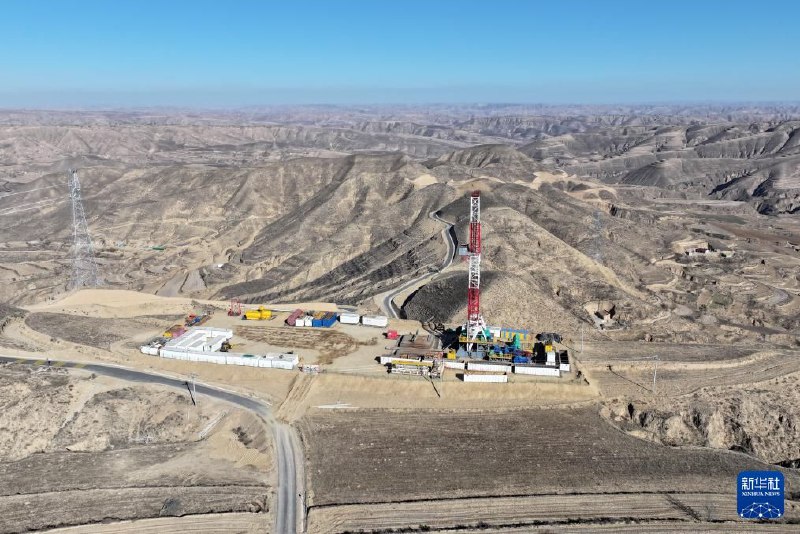 甘肃陇东地区新发现超亿吨级整装大油田新华社兰州12月1日电（记者程楠、马莎）记者1日从中国石油天然气股份有限公司长庆油田分公司获悉，经过两年多时间的勘探攻坚，长庆油田在甘肃省庆阳市环县洪德地区发现地质储量超亿吨级整装大油田