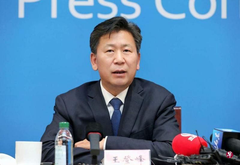 简讯: 中国教育部原司长王登峰被控贪污受贿逾5000万人民币中国教育部体育卫生与艺术教育司原司长王登峰被控贪污受贿逾5000万元（人民币，下同，约925万新元）