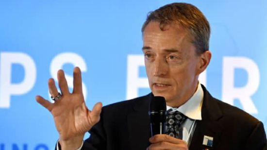 英特尔承认经营陷入低谷：业绩展望糟糕，股价盘后一度暴跌 10%北京时间 7 月 29 日早间消息，据报道，美国芯片巨头英特尔今日公布了第二季度财报，由于季度和全年业绩展望达不到华尔街分析师预期值，导致英特尔股价在美股盘后交易中暴跌 10%（后来跌幅收窄到 8.5%）根据财报，在 7 月 2 日结束的一个季度中，英特尔营收同比大跌了 22%