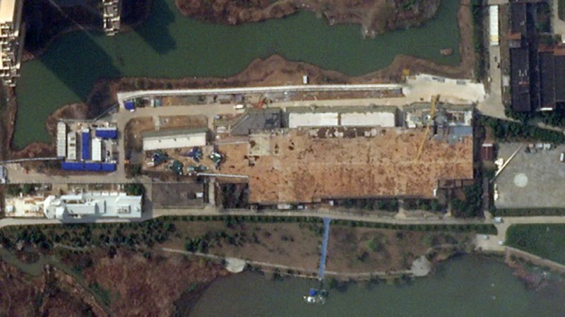 美媒：武汉航母楼扩建 或为中国新一代航母设计美国“战区”新闻网（The War Zone）星期四（4月17日）报道，商业卫星遥感公司星球实验室（Planet Labs）4月6日在武汉上空拍摄的照片显示，与2019年相比，该模拟飞行甲板整体宽度显著增加，甲板一侧的边缘几乎延伸至相邻道路；疑似是舰岛的上层建筑也从原有位置大幅移动至模拟甲板右舷艉部，与美国福特级航母布局类似