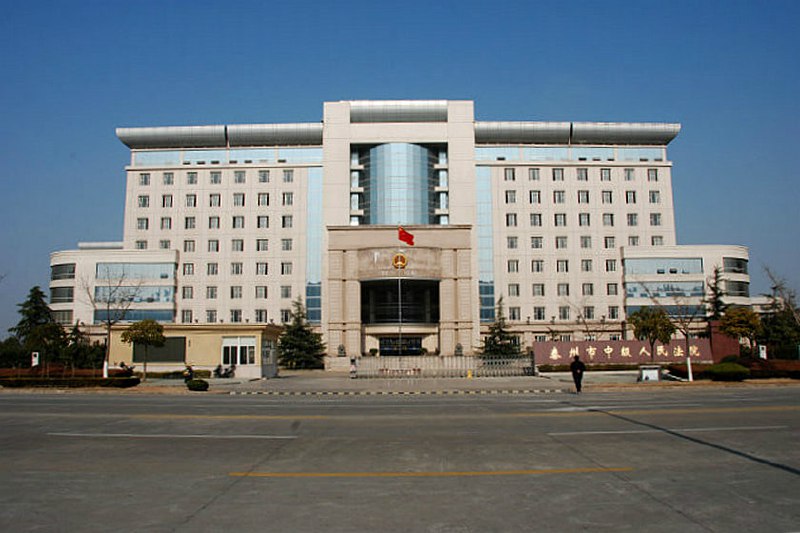 嫌犯“指居”期间患病成植物人 泰州两警察因刑讯逼供领刑法院认定两警察实施限制饮食、限制睡眠且分段睡眠的变相肉刑，嫌犯身体出现症状后又未及时送医，与其患上韦尼克脑病有因果关系