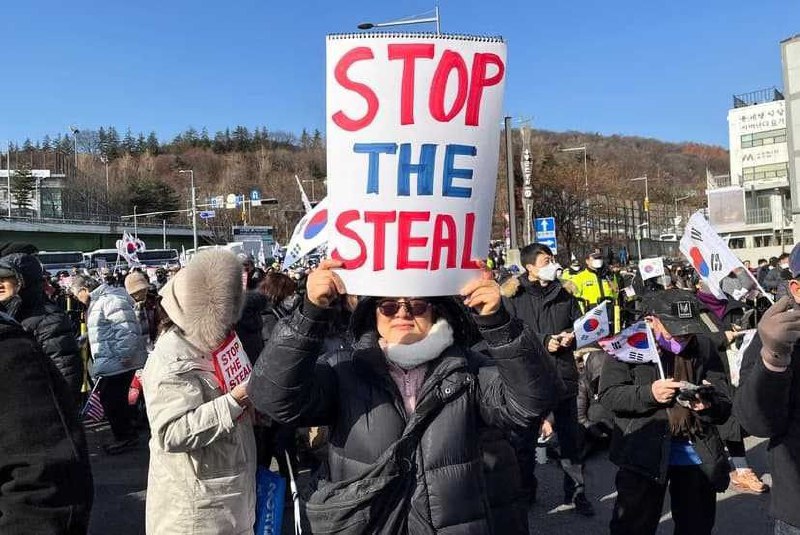 尹锡悦支持者喊起特朗普口头禅：停止偷窃韩国调查部门今日执行对被弹劾的总统尹锡悦的逮捕令，他的支持者喊起了特朗普的口头禅“停止偷窃”，并表示希望即将上任美国总统的特朗普能帮助尹锡悦