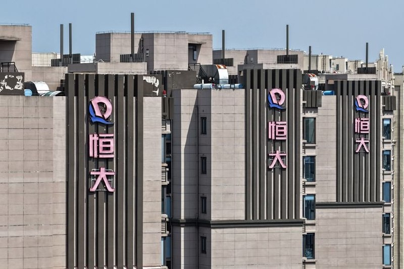 香港法院颁令恒大清盘人接管许家印名下财产 关联离岸公司与信托亦在其列中国恒大集团（下称“中国恒大”）启动清盘已超过一年，为回收资金偿付债权人，清盘人持续追击该公司董事局主席许家印分布在全球的资产及财产