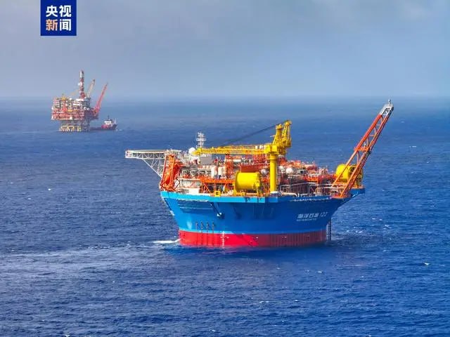我国首个深水油田二次开发项目建设完工今天（9月17日），记者从中国海油获悉，随着亚洲首艘圆筒型海上油气加工厂“海葵一号”和亚洲第一深水导管架平台“海基二号”通过机械完工验收，标志着我国首个深水油田二次开发项目工程建设完工，我国全类型深水油气装备自主建设能力实现重大突破