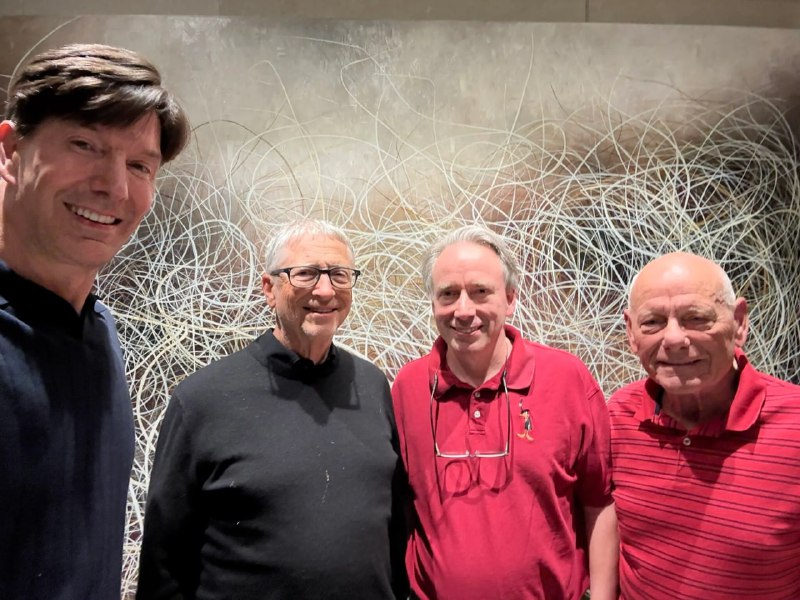 Bill Gates 和 Linus Torvalds 首次同框 Windows 和 Linux 世界的两大巨头此前从未在现实世界里见过面