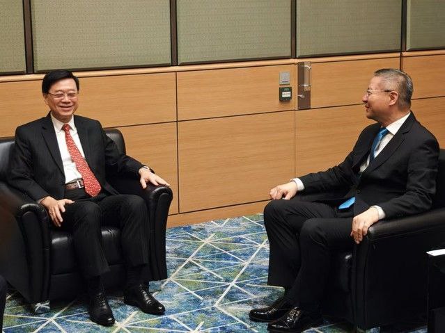 李家超会见张维为：看过张教授很多演讲和视频，所以一见如故2024年8月29日上午，香港特别行政区行政长官李家超亲切会见了正在香港访问的国家高端智库理事会理事、复旦大学中国研究院院长张维为教授