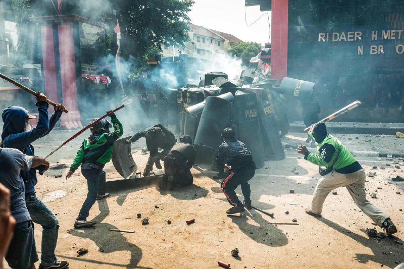 印尼示威升级成暴力事件 警局和政府建筑遭纵火星期五（8月29日）印尼多地的示威导火线是因为在前一天的抗议集会中，一辆镇暴车在驱散人群时撞死了21岁的私召电单车骑士阿凡（Affan Kurniawan），激怒了原已愤怒的示威群众