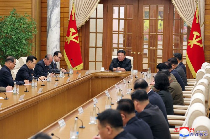 朝鲜劳动党第八届中央委员会第十七次政治局会议举行朝鲜劳动党第八届中央委员会第十七次政治局会议1日在劳动党本部大楼举行，朝鲜劳动党总书记金正恩出席会议