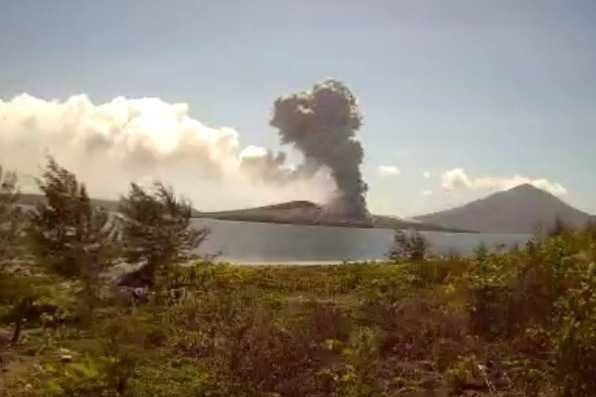 印尼喀拉喀托火山喷发 火山灰柱达1000米据印尼地质研究机构（PVMBG）消息，当地时间12月16日10时24分，印尼喀拉喀托火山喷发，火山灰柱高达1000米，持续时间约为22秒