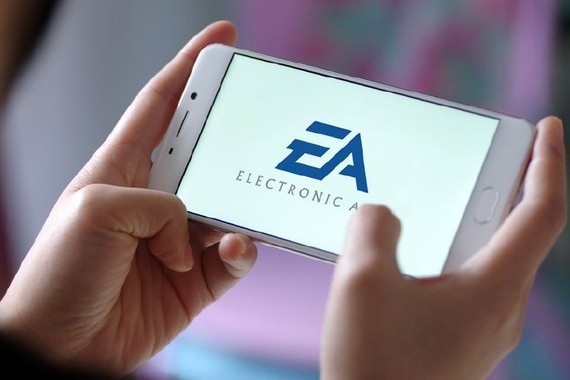 美国游戏公司艺电550亿美元“卖身” 收购方包括特朗普女婿特朗普女婿旗下Affinity Partners、沙特主权投资基金、银湖联手溢价收购，这将是史上最大规模的全现金财团私有化交易美国时间9月29日上午，美国电子游戏开发商Electronic Arts（电子艺界，简称EA）盘中停牌，随后公司发公告确认，将由沙特主权投资基金（PIF）、银湖资本（Silver Lake）和Affinity Partners组成的财团将其私有化，公司整体估值为550亿美元