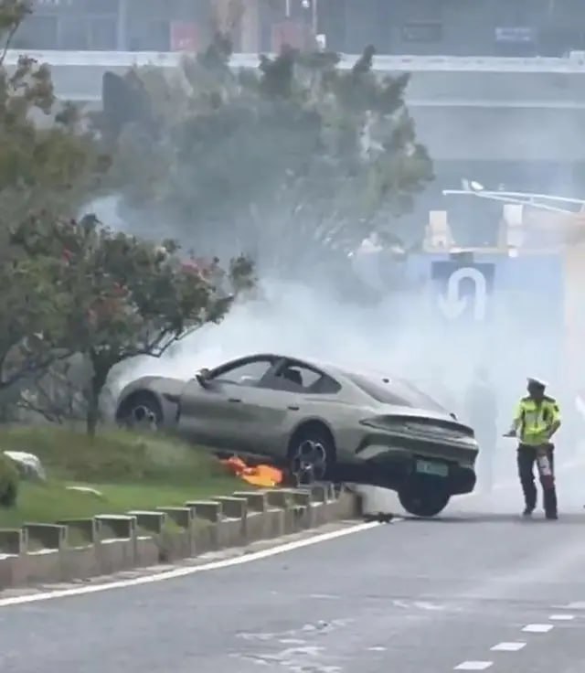 小米汽车回应南京南站附近 SU7 着火：路面湿滑、操作不当导致事故，车辆风险已解除2024 年 9 月 16 日上午 10 点 03 分左右，在南京南站附近道路上一辆 SU7 发生意外交通事故，现将事故初步分析结果同步如下：我们配合交警 / 消防 / 保险对事故现场勘察，并结合车辆数据分析，初步确认，车辆在行驶过程中因路面湿滑，驾驶人操作不当，导致车辆冲出车道撞向隔离花坛区