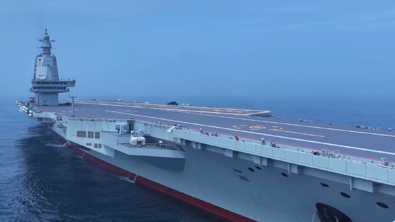 我国第一艘电磁弹射型航空母舰福建舰入列授旗仪式5日在海南三亚某军港举行