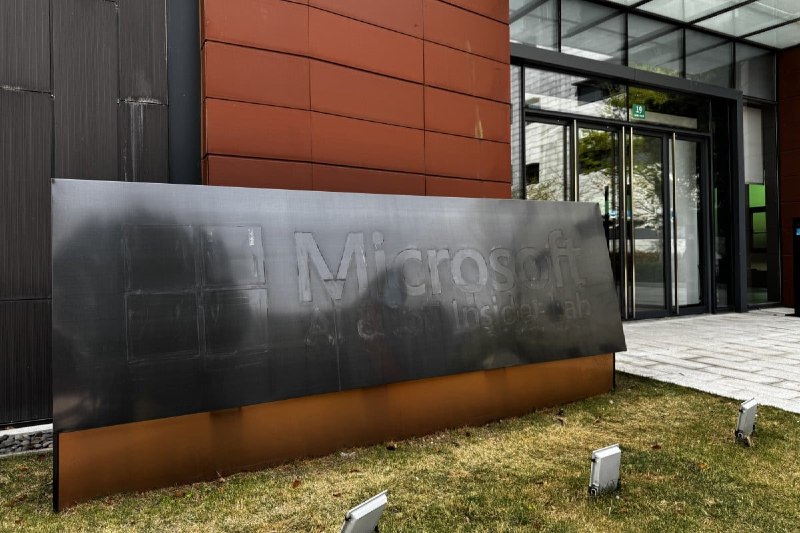 微软关闭上海人工智能实验室 地缘紧张下加速撤离中国市场微软已悄然关闭位于上海张江高科技园区的物联网与人工智能实验室，该实验室曾作为微软与浦东区政府合作的旗舰项目，五年间支持过258个本土科技项目并促成94亿元外部融资