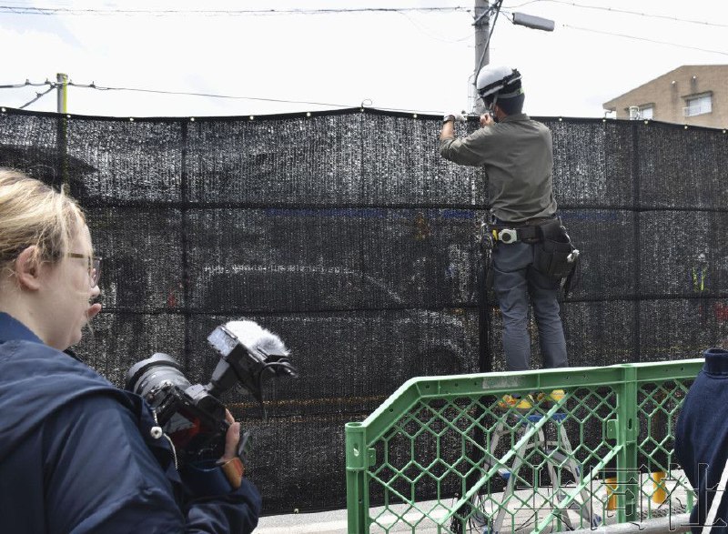 富士河口湖町设置幕布遮挡富士山 防不文明行为日本山梨县富士河口湖町21日在一处热门打卡拍照点，设置了巨幅黑色幕布