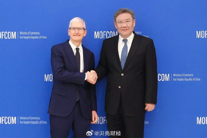 10月25日，商务部部长王文涛会见美国苹果公司首席执行官库克